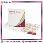 صورة لعبوة Xtandi 40 ملغ إلى جانب شرائط الكبسولات البيضاء، تحتوي العلبة على 28 كبسولة وتشير الكتابة باللغة الفرنسية إلى "الاستخدام الفموي".